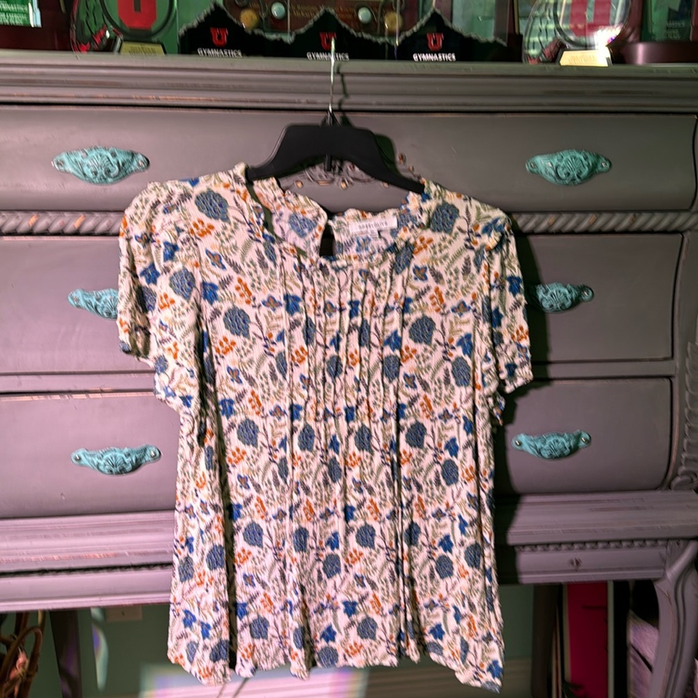 Gorgeous trendy top!